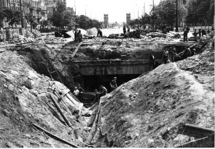Odbudowa i poszerzanie tunelu linii średnicowej w Al. Jerozolimskich. 1946 r. Fot. Narodowe Archiwum Cyfrowe.  