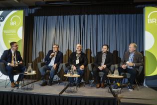 Paweł Kośmider, prezes Wydawnictwa INŻYNIERIA sp. z o.o.; Tomasz Daniłoś, prezes Blejkan Holding sp. z o.o.;  Dariusz Zwierzchowski,  prezes Centrum Badań i Certyfikacji sp. z o.o.; Jan Przybyła, dyrektor handlowy, Rafnar sp. z o.o. i Tomasz Fischer, Sales & Marketing Manager na Europę Środkowo-Wschodnią, AOC Resins. Debata. X Konferencja Bezwykopowa Rehabilitacja.  fot. Quality Studio dla www.inzynieria.com