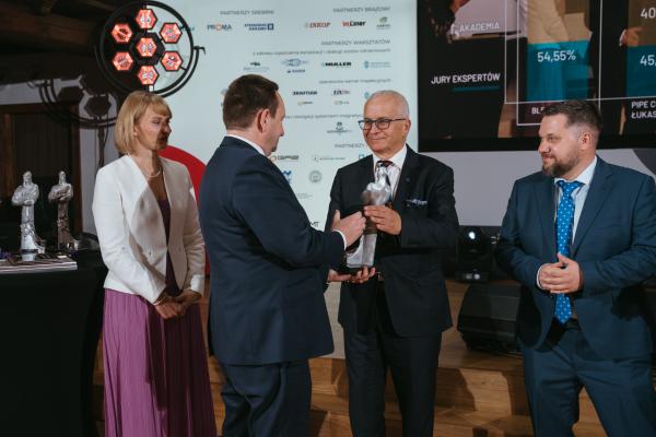 Zdjęcie XXIII Konferencja, Wystawa i Pokazy Technologii Inżynieria Bezwykopowa 2025. Uroczysta gala z wręczeniem nagród TYTAN. Dr inż. Beata Nienartowicz, Politechnika Warszawska/IDEANTE; Mariusz Iwanejko, Blejkan S.A.; Łukasz Lis, Pipe Control Łukasz Lis; 
przedstawiciel MPWiK Rzeszów. fot. Quality Studio dla www.inzynieria.com