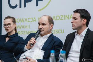 Panel dyskusyjny w trakcie IV Konferencji „Renowacja Wykładzinami (Rękawami) Utwardzanymi na Miejscu”. Fot. Quality Studio dla www.inzynieria.com