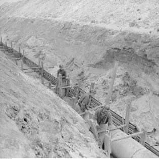 Budowa linii wodociągowej w wykopie na osiedlu Piaski w Warszawie. Kwiecień 1975 r. Fot. Narodowe Archiwum Cyfrowe