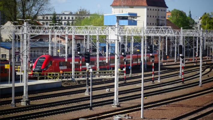 Zdjęcie Tory i bramki sieci trakcyjnej na stacji w Olsztynie. Fot. Andrzej Puzewicz/PKP PLK