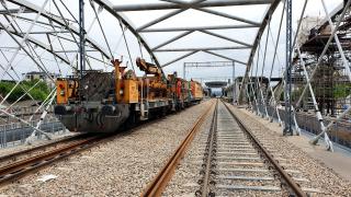 Pociąg sieciowy na moście kolejowym. Fot. Piotr Hamarnik/PKP PLK