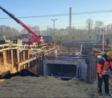 Stacja Tomaszów Mazowiecki. Widać już konstrukcję przejścia pod torami avatar