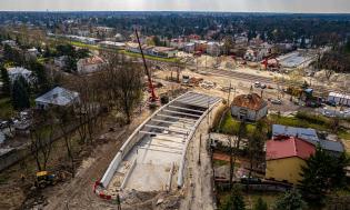 Widok z góry na budowę tunelu drogowego w Sulejówku. Fot. Artur Banach/PKP PLK
