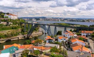 Most Maria Pia w Portugalii. Fot. Leonid Andronov/Shutterstock
