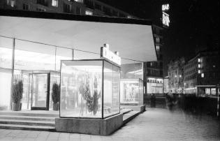 Pawilon Chemii u zbiegu ulic Brackiej i Nowogrodzkiej w Warszawie (1961–1970). Autor: Siemaszko Zbyszko. Źródło: Zbiory Narodowego Archiwum Cyfrowego
