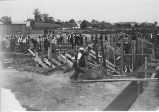 Budowa wodociągu w Rzeszowie. Wrzesień 1933 r. Fot. Narodowe Archiwum Cyfrowe
