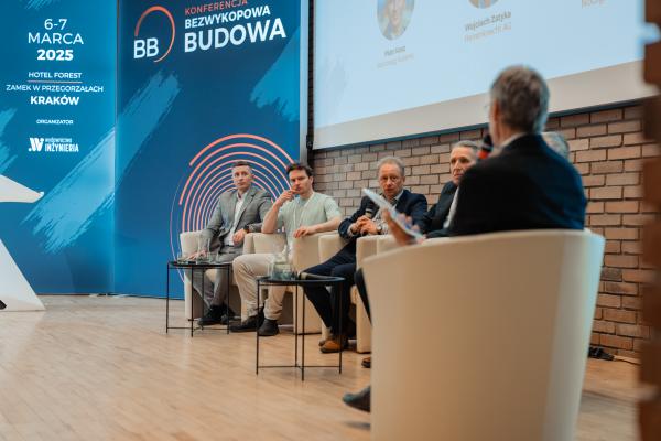 Zdjęcie II Konferencja Bezwykopowa Budowa. Panel dyskusyjny, od lewej: Piotr Kosz (Steinzeug Keramo), Aleksander Kazański (Nodigmarket24), Wojciech Zatyka (Herrenknecht AG), Tomasz Morciniec (BBA Pumps PL). fot. Quality Studio dla www.inzynieria.com