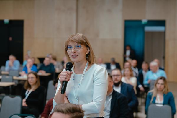 Zdjęcie IX Konferencja Bezwykopowa Rehabilitacja, panel dyskusyjny. Dr inż. Beata Nienartowicz (IDEANTE, Politechnika Warszawska). fot. Quality Studio dla www.inzynieria.com