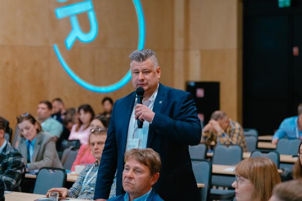 Zdjęcie IX Konferencja Bezwykopowa Rehabilitacja, panel dyskusyjny. Na pierwszym planie Tomasz Goździor (POliner sp. z o.o.). fot. Quality Studio dla www.inzynieria.com