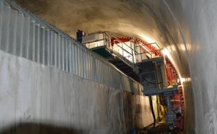 Przygotowanie szalunku do betonowania kolejnego segmentu obudowy docelowej tunelu. Fot. Witold Szczotka/PKP PLK