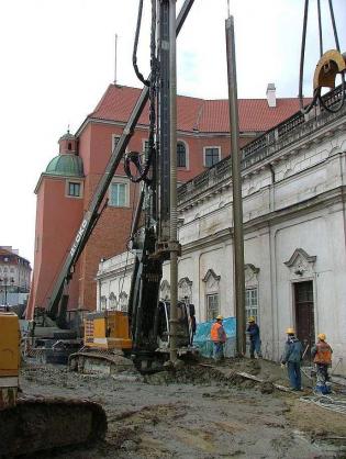 Wykop na dziedzińcu Pałacu pod Blachą w Warszawie (2006 r.). Modernizacja zaplecza technicznego obiektu wymagała wykonania na dziedzińcu głębokiego na 10 m wykopu, którego granice przebiegały wzdłuż ścian pałacu oraz musiały minąć podziemne fragmenty budy
