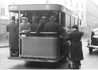 Autobus komunikacji miejskiej w Warszawie, listopad 1927 r. Fot. Narodowe Archiwum Cyfrowe