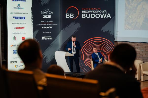 Zdjęcie II Konferencja Bezwykopowa Budowa. Od lewej: Grzegorz Styś oraz Marek Zapart (Wodociągi Miasta Krakowa). fot. Quality Studio dla www.inzynieria.com