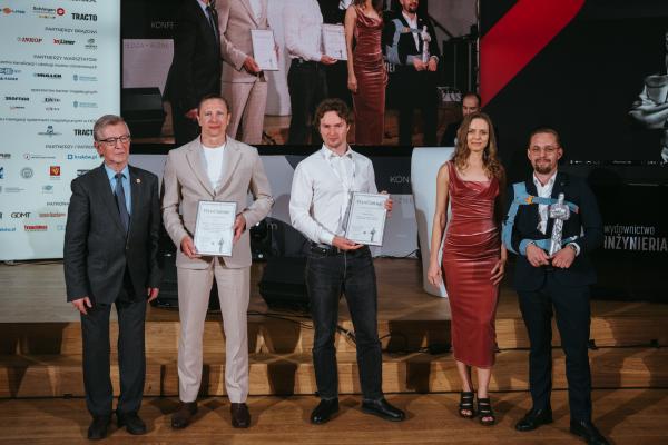 Zdjęcie XXIII Konferencja, Wystawa i Pokazy Technologii Inżynieria Bezwykopowa 2025. Uroczysta gala z wręczeniem nagród TYTAN. Dr inż. Florian Piechurski, Politechnika Śląska; Tomasz Piekart, ELSE Technical and Research Service Co. Ltd sp. z.o.o.; Aleksander Kazański, Nodigmarket24,  Weronika Budzioch, Filip Slavtchev, TRACTO Polska. fot. Quality Studio dla www.inzynieria.com