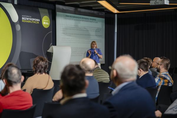 Zdjęcie Dr inż. Beata Nienartowicz, IDEANTE, Politechnika Warszawska. X Konferencja Bezwykopowa Rehabilitacja. fot. Quality Studio dla www.inzynieria.com