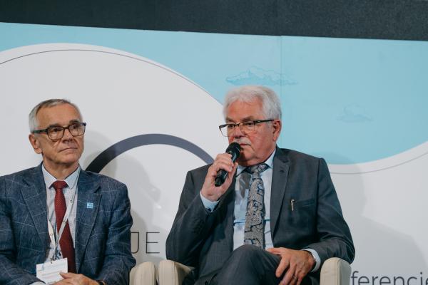 Zdjęcie IV Kongres Gospodarowania Wodami i Ochrony Przeciwpowodziowej. Panel dyskusyjny, od lewej: Stanisław Drzewiecki, Prezes Miejskich Wodociągów i Kanalizacji w Bydgoszczy oraz Stanisław Kracik, III Zastępca Prezydenta Miasta Krakowa. fot. Quality Studio dla www.inzynieria.com