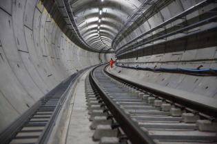 Crossrail Londyn 
To największy z projektów infrastrukturalnych realizowanych w Europie, w ramach którego powstanie 118 km trasy kolejowej łączącej lotnisko Heathrow, zachodni i północno-zachodni Londyn z centrum oraz wschodnią i południowo-wschodnią częścią miasta. Na trasie powstanie 40 stacji (10 z nich będą stanowić nowe obiekty). W ramach realizacji projektu zaplanowano łącznie 42 km tuneli kolejowych (2 x 21 km). Ich średnica to 6,2 m. Drążenie tuneli zakończone zostało w 2015 r. W realizacji tej części przedsięwzięcia wykorzystano osiem maszyn TBM. 
Zgodnie z planami pierwsze pociągi pojadą nową linią kolejową już w maju 2017 r., wtedy do użytku oddany ma być pierwszy odcinek Crossrail. Natomiast w całości inwestycja zostanie zakończona w 2019 r.
Fot. Crossrail 