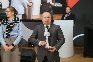 XXIII Konferencja, Wystawa i Pokazy Technologii Inżynieria Bezwykopowa 2025. Uroczysta gala z wręczeniem nagród TYTAN. Agata Marszałek, Navitel Poland sp. z o. o.; Piotr Janicki, ZRB Janicki. fot. Quality Studio dla www.inzynieria.com
