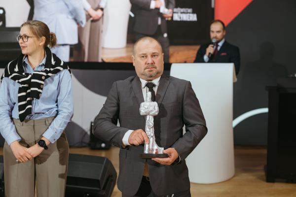 Zdjęcie XXIII Konferencja, Wystawa i Pokazy Technologii Inżynieria Bezwykopowa 2025. Uroczysta gala z wręczeniem nagród TYTAN. Agata Marszałek, Navitel Poland sp. z o. o.; Piotr Janicki, ZRB Janicki. fot. Quality Studio dla www.inzynieria.com