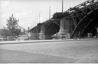 Most Księcia Józefa Poniatowskiego. Remont mostu – widok od strony Pragi. 1966 r. Fot. Narodowe Archiwum Cyfrowe