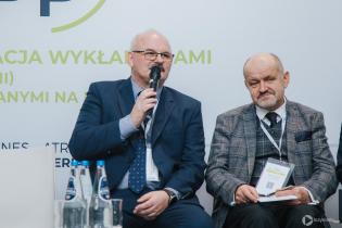 Od lewej: dr inż. Dariusz Zwierzchowski (Centrum Badań i Certyfikacji sp. z o.o.) oraz dr hab. inż. Adam Wysokowski, prof UZ (Uniwersytet Zielonogórski). Panel dyskusyjny po I sesji IV Konferencji „Renowacja Wykładzinami (Rękawami) Utwardzanymi na Miejscu”. Fot. Quality Studio dla www.inzynieria.com
