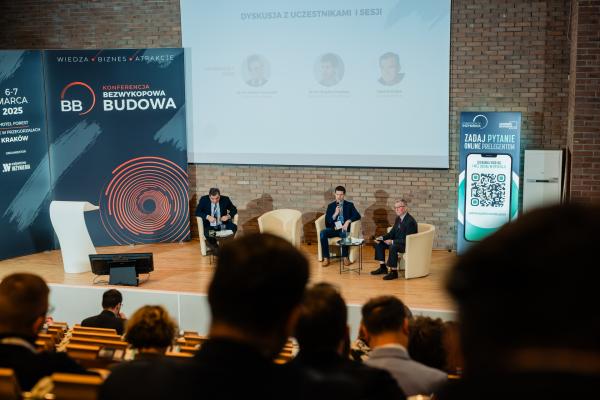 Zdjęcie II Konferencja Bezwykopowa Budowa. Panel dyskusyjny, od lewej: Roland Kośka (Gaz-System), dr inż. Bogdan Przybyła (Politechnika Wrocławska), dr inż. Florian Piechurski (Politechnika Śląska). fot. Quality Studio dla www.inzynieria.com