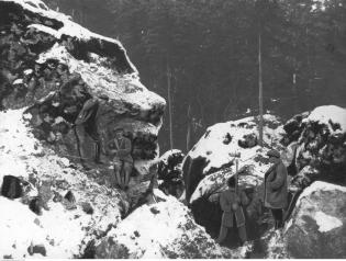 Prace podczas budowy drogi z Krakowa do Ojcowa. Zdjęcie wykonano podczas robót w Dolinie Prądnika, 1927-1928. Źródło: Narodowe Archiwum Cyfrowe