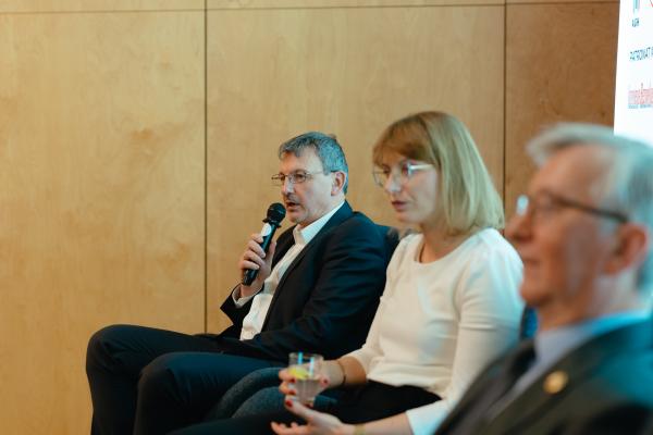 Zdjęcie IX Konferencja Bezwykopowa Rehabilitacja. Panel dyskusyjny, od lewej: Jacek Tomczyk (Uponor Infra sp. z o.o.), dr inż. Beata Nienartowicz (IDEANTE, Politechnika Warszawska), dr inż. Florian Piechurski (Politechnika Śląska). fot. Quality Studio dla www.inzynieria.com