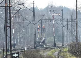 Demontaż sieci trakcyjnej w stacji Sobów.  Fot. Paweł Babiarz/PKP PLK