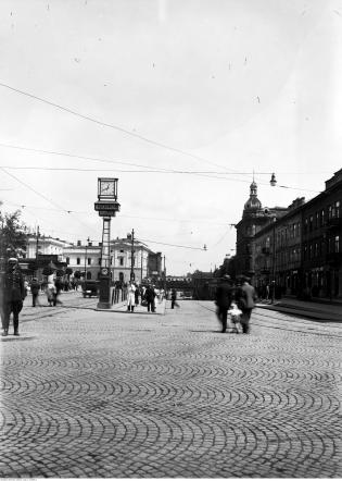 Fragment ulicy w okolicach Placu Kolejowego. Widoczny fragment Dworca Głównego. Sierpień 1933 r. Fot. Narodowe Archiwum Cyfrowe