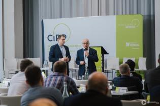 Od lewej: Jeremiasz Siejbik (POliner sp. z o.o.) i Mariusz Iwanejko (BLEJKAN S.A.). IV Konferencja „Renowacja Wykładzinami (Rękawami) Utwardzanymi na Miejscu”. Fot. Quality Studio dla www.inzynieria.com