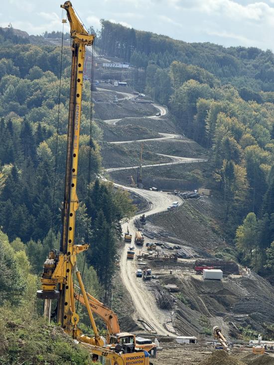 Zdjęcie Wycieczka na plac budowy posadowienia wysokich estakad oraz zabezpieczenia terenów osuwiskowych budowy S19 Babica-Jawornik, której wykonawcą jest INTERCOR Sp. z o.o. a inwestorem GDDKiA w Rzeszowie. / fot. Quality Studio dla www.inzynieria.com