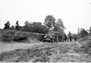 Budowa drogi Kraków-Mysłowice. Na zdjęciu maszyna do walcowania, 1935 r. Źródło: Narodowe Archiwum Cyfrowe