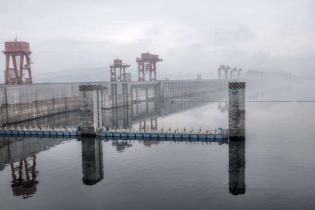 Zapora Trzech Przełomów wzniesiona w Chinach ma 181 m wysokości. Pełni funkcję największej na świecie elektrowni wodnej. Fot. Shutterstock