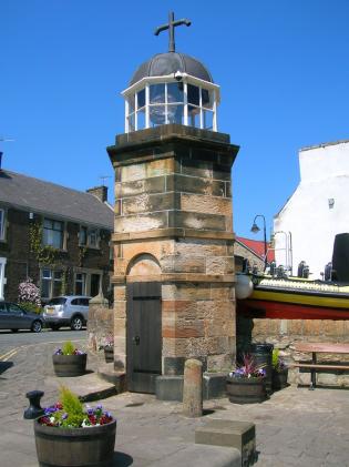 W pełni działająca latarnia morska - replika North Queensferry Harbour Light Tower (Town Pier, North Queensferry, Szkocja). Fot. Rosser1954