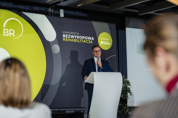 Zdjęcie Paweł Kośmider, prezes Wydawnictwa INŻYNIERIA i Przewodniczący X Konferencji Bezwykopowa Rehabilitacja. fot. Quality Studio dla www.inzynieria.com