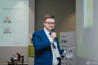 Przewodniczący Konferencji Paweł Kośmider, Wydawnictwo INŻYNIERIA sp. z o.o. Panel dyskusyjny po I sesji IV Konferencji „Renowacja Wykładzinami (Rękawami) Utwardzanymi na Miejscu”. Fot. Quality Studio dla www.inzynieria.com