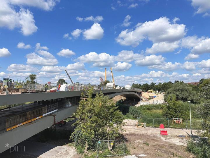 Poznań. Konstrukcje mostów Berdychowskich zamontowane