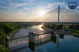 Zabytkowy jaz na stopniu wodnym Rędzin po modernizacji, rzeka Odra, Wrocław