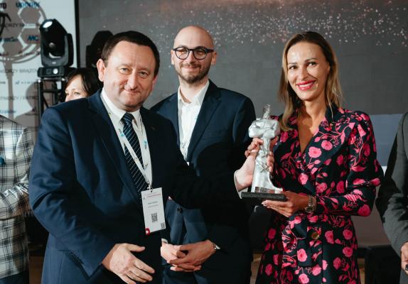 Zdjęcie Od lewej: dr Paweł Popielski, Maciej Rupikowski, Barbara Grzywacz. XXI Konferencja Inżynieria Bezwykopowa 2023 - gala rozdania Tytanów. Fot. Quality Studio dla www.inzynieria.com