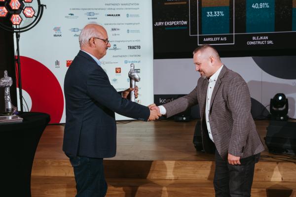 Zdjęcie XXIII Konferencja, Wystawa i Pokazy Technologii Inżynieria Bezwykopowa 2025. Uroczysta gala z wręczeniem nagród TYTAN. Dr inż. Dariusz Zwierzchowski Centrum Badań i Certyfikacji sp. z o.o.; Paweł Nużyński, Aarsleff Sp. z o.o. fot. Quality Studio dla www.inzynieria.com