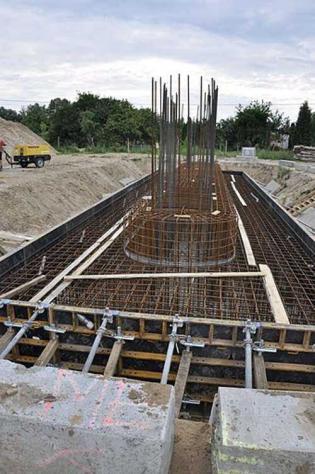 Stalowo-betonowa konstrukcja w ramach fundamentów, stan na lipiec 2011 / fot. Link PR
