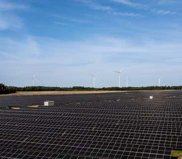68 tys. modułów przy rafinerii. Farma PV 42,2 MW ruszyła w Możejkach avatar
