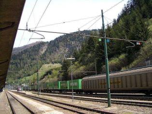Austria–Włochy: najdłuższy tunel kolejowy na świecie 

Brenner Tunel to projekt budowy tunelu kolejowego z Innsbrucka do Fortezzy (pod przełęczą Brenner), który ma zostać połączony z istniejącą kolejową obwodnicą miasta. Całkowita długość tunelu kolejowego biegnącego pod masywami Alp wyniesie więc 64 km, dzięki czemu będzie on najdłuższym podziemnym tunelem kolejowym na świecie. Projekt zakłada budowę dwóch jednokierunkowych nitek tuneli (po jednej w każdą stronę). Każda z nich będzie miała szerokość 8,1 m. Nitki te zostaną wydrążone w odległości około 70 m od siebie. Co 333 m zostaną połączone bocznymi tunelami. 
Zdecydowana większość tuneli zostanie wydrążona przy użyciu tarcz TBM, tam gdzie to będzie konieczne zastosowana będzie metoda wybuchowa. 
Oddanie tunelu do eksploatacji planowane jest na 2025 r. 
Fot. Przełęcz Brenner. Źródło: Wikimedia Commons 