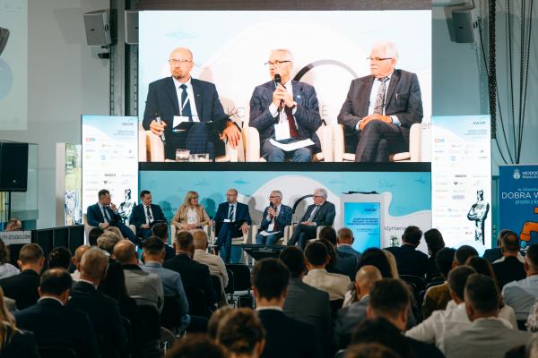 Zdjęcie IV Kongres Gospodarowania Wodami i Ochrony Przeciwpowodziowej. Panel dyskusyjny, od lewej: Piotr Ziętara, Prezes Wodociągów Miasta Krakowa; Mateusz Balcerowicz, Prezes Państwowego Gospodarstwa Wodnego Wody Polskie; Renata Tomusiak, Prezes Miejskiego Przedsiębiorstwa Wodociągów i Kanalizacji w m.st. Warszawie; Robert Gajda, Zastępca Prezesa Narodowego Funduszu Ochrony Środowiska i Gospodarki Wodnej; Stanisław Drzewiecki, Prezes Miejskich Wodociągów i Kanalizacji w Bydgoszczy; Stanisław Kracik, III Zastępca Prezydenta Miasta Krakowa. fot. Quality Studio dla www.inzynieria.com