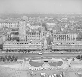 Widok z Pałacu Kultury i Nauki. Widoczna ul. Marszałkowska, Domy Towarowe „Centrum” i ul. Kniewskiego (ob. Złota), rok 1971. Autor: Rutowska Grażyna. Źródło: Zbiory Narodowego Archiwum Cyfrowego
