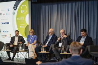 Dyskusja z uczestnikami sesji. Od lewej: Michał Milczarek, Dyrektor ds. Produkcji, POliner sp. z o.o.; dr inż. Beata Nienartowicz, IDEANTE, Politechnika Warszawska; prof. dr hab. inż. Adam Wysokowski, Uniwersytet Zielonogórski (prowadzący dyskusję); dr inż. Dariusz Zwierzchowski, prezes Centrum Badań i Certyfikacji sp. z o.o.; Adrian Koziołek, International PIPE Solutions. X Konferencja Bezwykopowa Rehabilitacja. fot. Quality Studio dla www.inzynieria.com