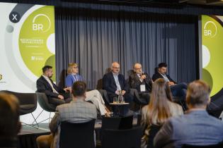 Dyskusja z uczestnikami sesji. Od lewej: Michał Milczarek, Dyrektor ds. Produkcji, POliner sp. z o.o.; dr inż. Beata Nienartowicz, IDEANTE, Politechnika Warszawska; prof. dr hab. inż. Adam Wysokowski, Uniwersytet Zielonogórski (prowadzący dyskusję); dr inż. Dariusz Zwierzchowski, prezes Centrum Badań i Certyfikacji sp. z o.o.; Adrian Koziołek, International PIPE Solutions. X Konferencja Bezwykopowa Rehabilitacja. fot. Quality Studio dla www.inzynieria.com